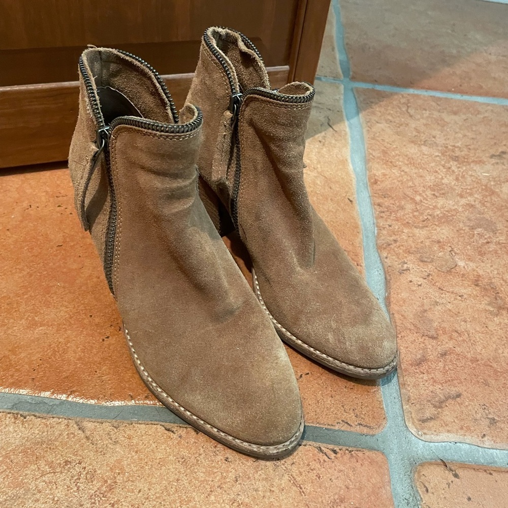 Dolce Vita Jana suede camel booties